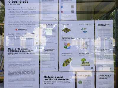 Infine, sulle pareti di vetro sono affisse le locandine che informano i cittadini degli eventi organizzati dall'associazione